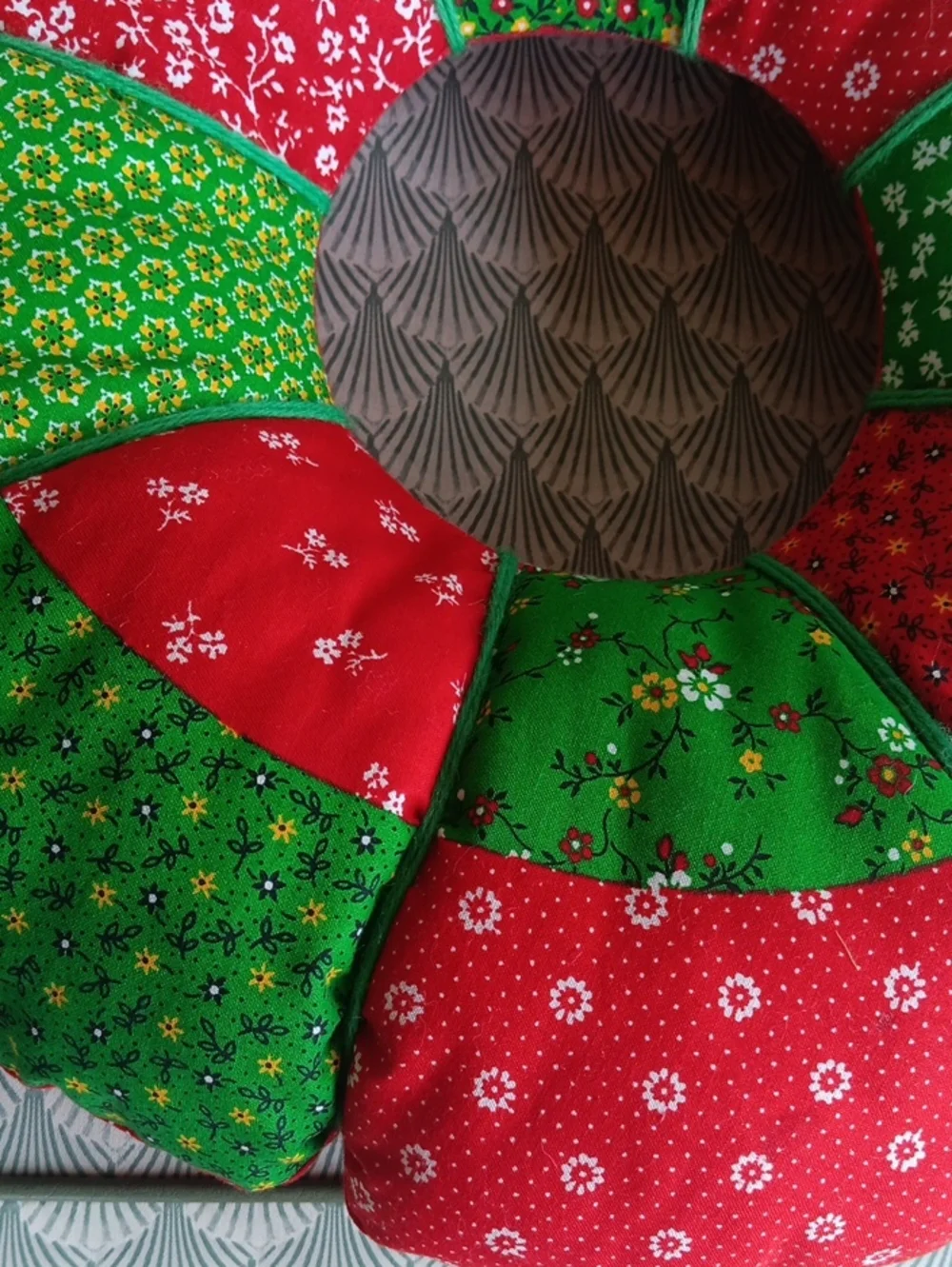 Vintage Handmade Country Christmas Patchwork Fabric Wreath. 18